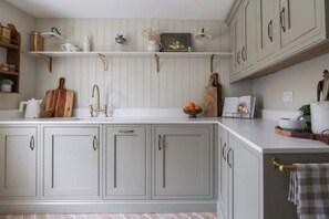 Interior - Luxury Boutique Duplex 17th cent. central city- 20 min. Direct Train into London (Harpenden)