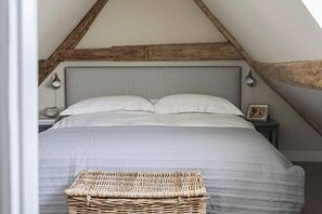 Desk, iron/ironing board, WiFi, bed sheets - Luxury Boutique Duplex 17th cent. central city- 20 min. Direct Train into London (Harpenden)