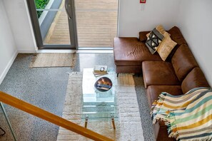 Living area - 2BR Loft |A/C, Netflix, Private Deck| Walk to City (Auckland Central)