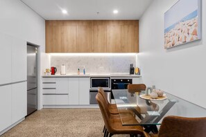 Private kitchen - 2BR Loft |A/C, Netflix, Private Deck| Walk to City (Auckland Central)