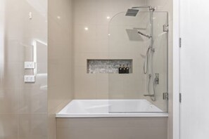 Hair dryer, towels, soap, toilet paper - 2BR Loft |A/C, Netflix, Private Deck| Walk to City (Auckland Central)