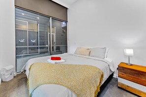 2 bedrooms, iron/ironing board, Internet, bed sheets - 2BR Loft |A/C, Netflix, Private Deck| Walk to City (Auckland Central)