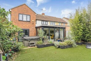 Exterior - Spacious bright house, garden, free parking, 10 minutes to Stansted London (Bishop's Stortford)