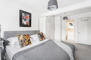 Desk, iron/ironing board, free WiFi, bed sheets - Spacious bright house, garden, free parking, 10 minutes to Stansted London (Bishop's Stortford)