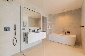 Een douche, een haardroger, handdoeken, zeep