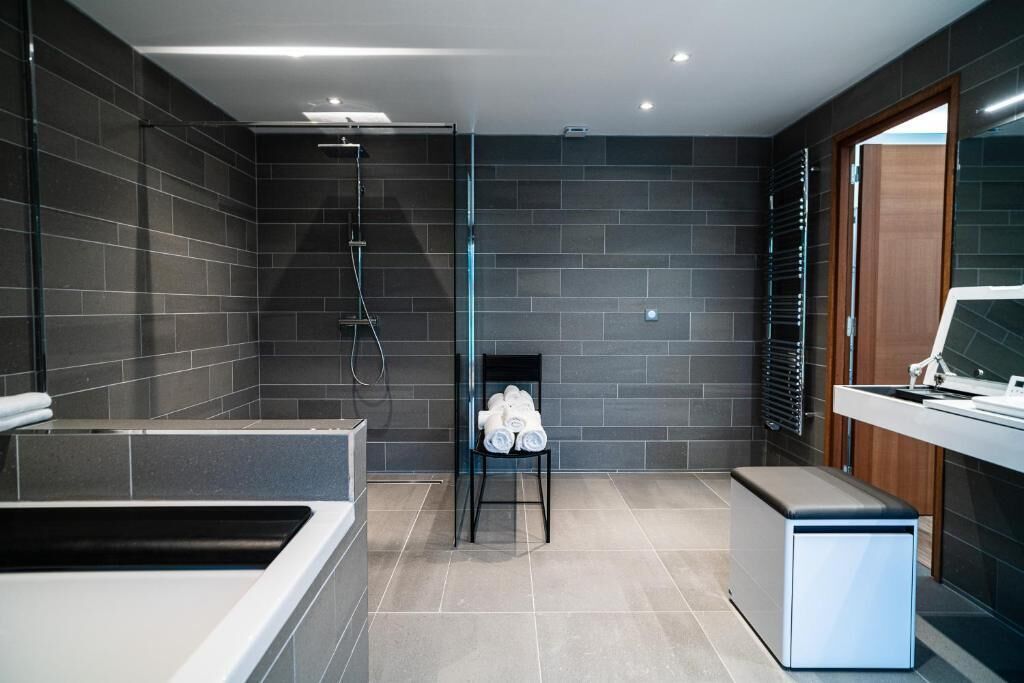 Suíte luxo, vista para o jardim | Banheiro