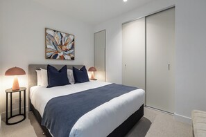 1 bedroom, desk, iron/ironing board, free WiFi - Designer CBD Suite. Gym, Heated Pool, Sauna, Steam, Opposite Southern Cross (Melbourne)