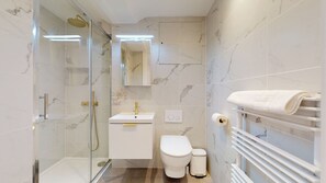 Condo Prestigio, 1 cama matrimonial | Baño | Regadera, amenidades de baño gratuitas, secadora de cabello, toallas 
