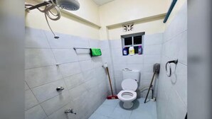 A small bathroom with a toilet, a shower, and a window. - Quantity studio in Ngara, 3mins drive to Nairobi Cbd (Nairobi)