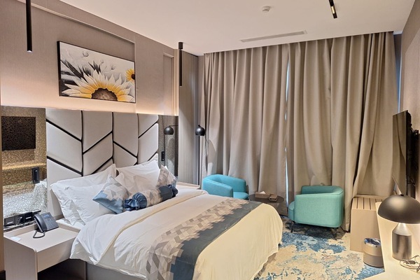 Superior Single Room | Blackout drapes, soundproofing, iron/ironing board, WiFi (free)