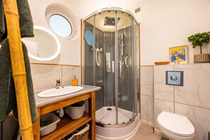 Douche, sèche-cheveux, serviettes fournies