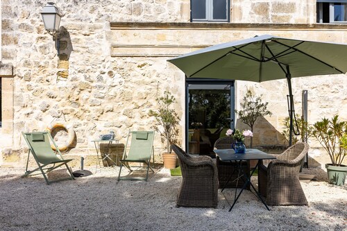 Apartment 'Bord-Eau, terrace and garden' with private terrace, shared garden and Wi-Fi