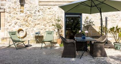 Apartment 'Bord-Eau, terrace and garden' with private terrace, shared garden and Wi-Fi