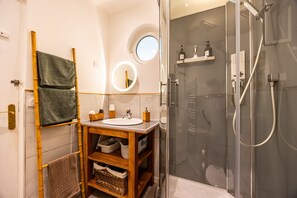 Douche, sèche-cheveux, serviettes fournies