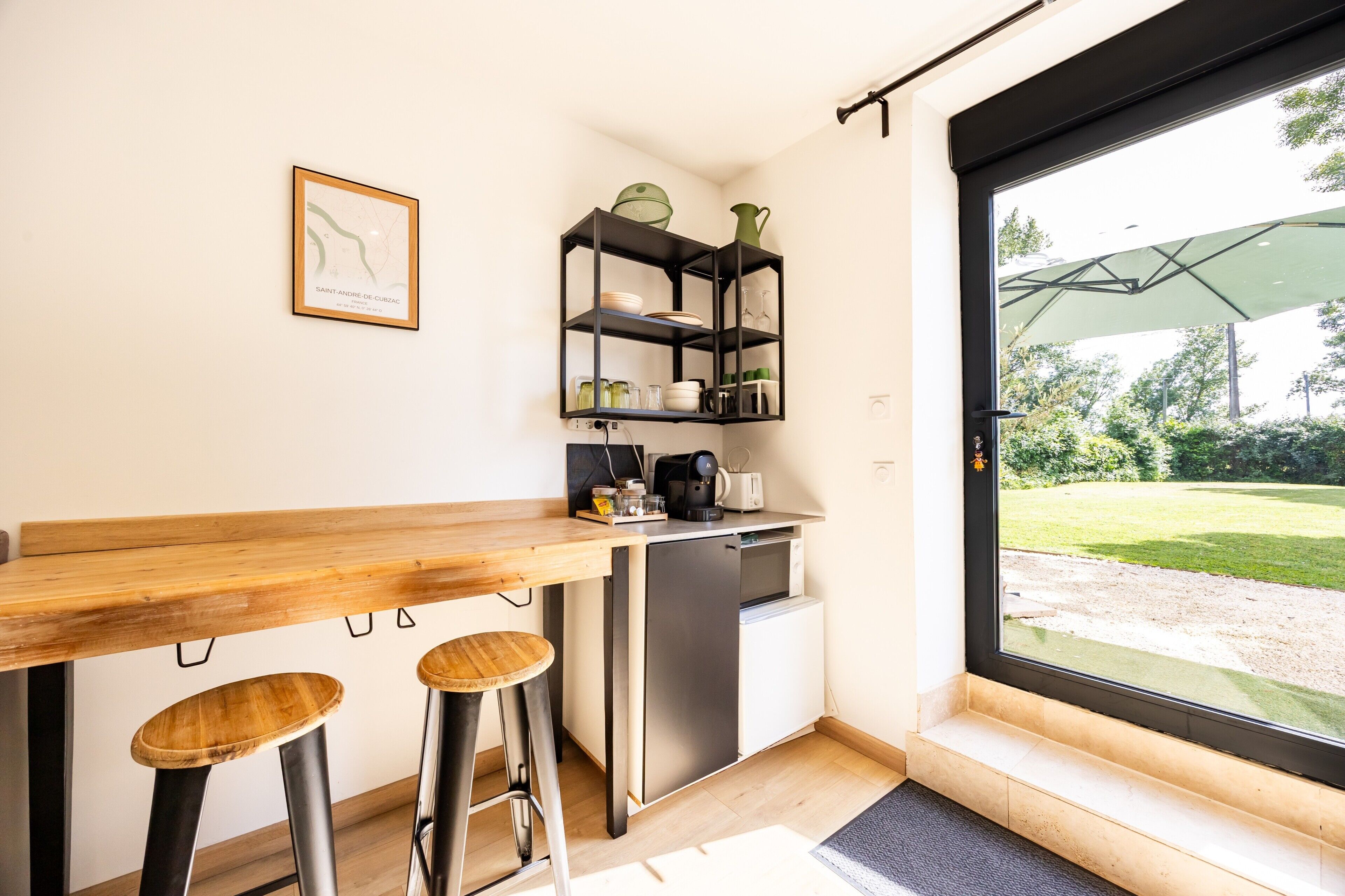 Kylskåp, mikrovågsugn, kaffe- och tebryggare och vattenkokare