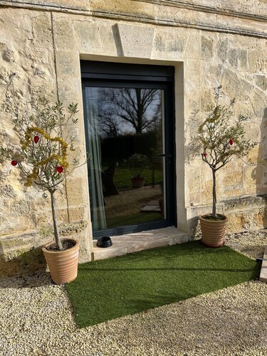 Appartement 'Bord-Eau, terrasse et jardin' avec terrasse privée, jardin commun et Wi-Fi