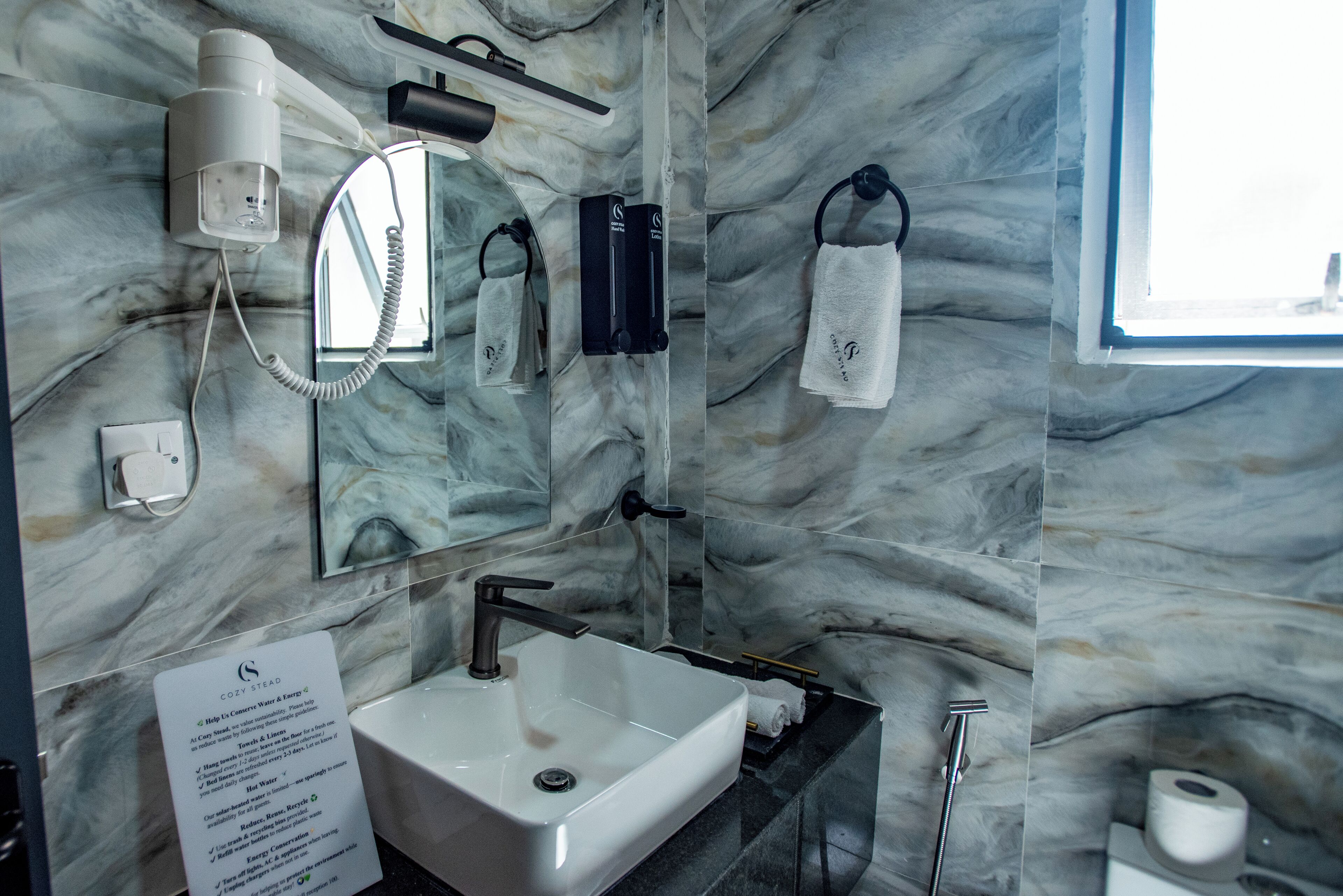 Douche, sèche-cheveux, bidet, serviettes fournies