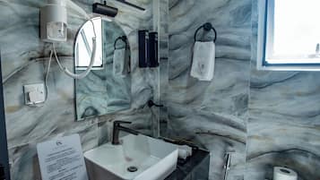 Douche, sĂšche-cheveux, bidet, serviettes fournies