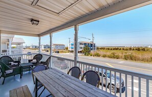 Outdoor dining - Family-Friendly 3BR/2BA Condo w/ Sunset Views • Walk to Beach (Ocean City)