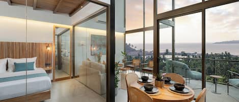 Suite – deluxe, balkong, havutsikt | Safe på rommet, skrivebord og skrivebord for bærbar PC