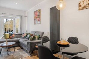 Smart TV, computer monitors - Central Spacious Luxury Apt.- Train London 35min- Stansted 45 min -Free Parking (Hertford)
