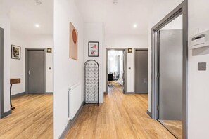 Interior - Central Spacious Luxury Apt.- Train London 35min- Stansted 45 min -Free Parking (Hertford)