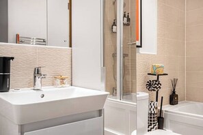 Shower, hair dryer, towels, soap - Central Spacious Luxury Apt.- Train London 35min- Stansted 45 min -Free Parking (Hertford)