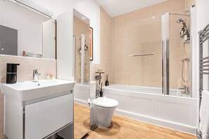 Shower, hair dryer, towels, soap - Central Spacious Luxury Apt.- Train London 35min- Stansted 45 min -Free Parking (Hertford)