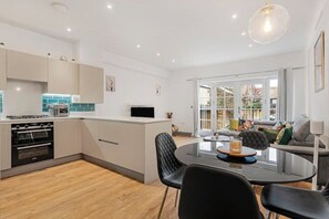 Interior - Central Spacious Luxury Apt.- Train London 35min- Stansted 45 min -Free Parking (Hertford)
