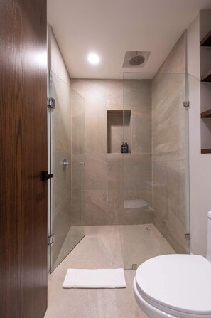 Shower, hair dryer, towels, shampoo - Mojarra 27: Bright, Centric Suite w/Balcony -NEW (Cancún)