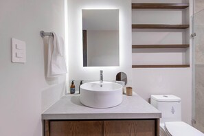 Shower, hair dryer, towels, shampoo - Mojarra 27: New Spacious Apt - Cancun Center (Cancún)