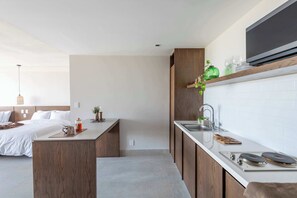 Fridge, microwave, stovetop, coffee/tea maker - Mojarra 27: Bright Studio in Downtown Cancún (Cancún)