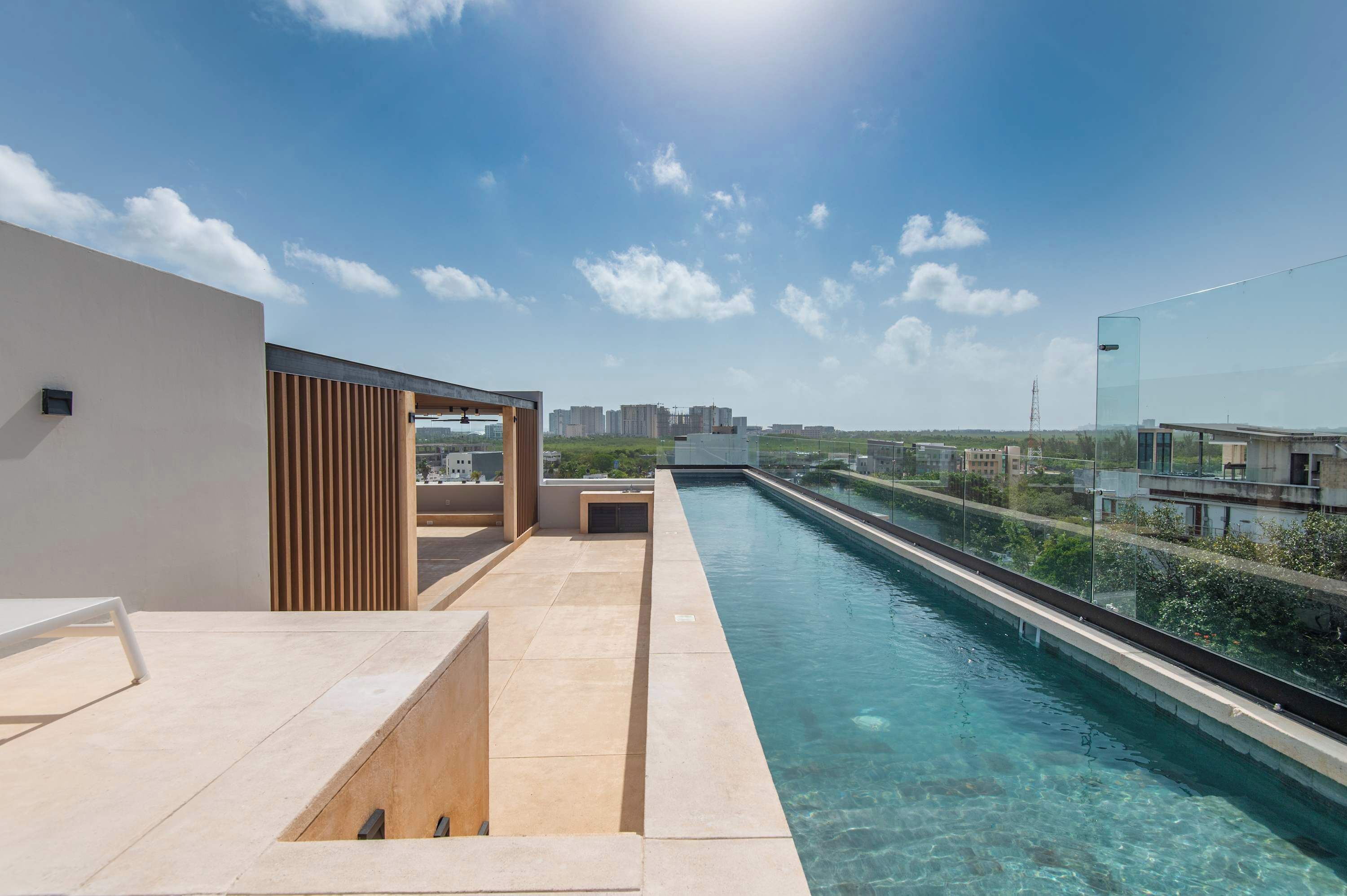 Piscina no terraço com vista desobstruída da linha do horizonte da cidade.