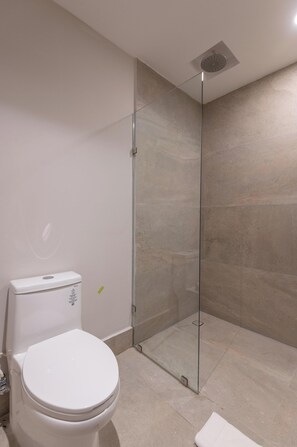 Shower, hair dryer, towels, shampoo - Mojarra 27: Apt. with Balcony & King Bed (Cancún)