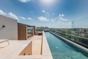 Piscina no terraço com vista desobstruída da linha do horizonte da cidade.
