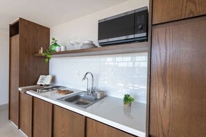 Fridge, microwave, stovetop, coffee/tea maker - Mojarra 27: Cozy Apartment with Balcony (Cancún)