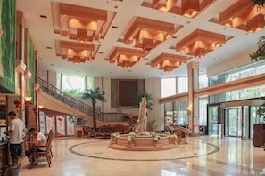 A spacious lobby with a central fountain, a staircase, and a seating area. - Anshun Kaixuan Hotel (Nanma Plaza) (Anshun)