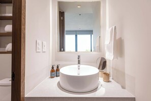 Dusche, Haartrockner, Handtücher, Shampoo