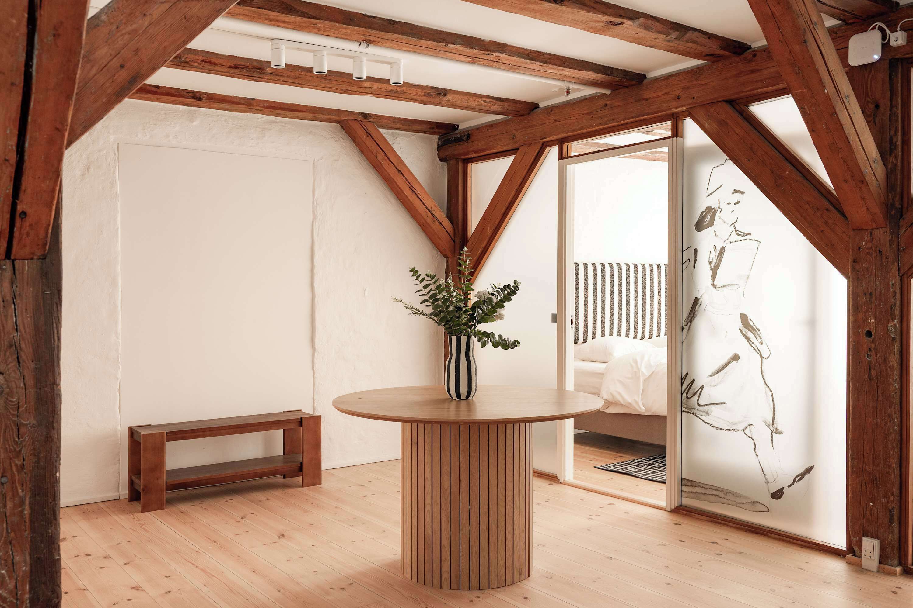 4 habitaciones, escritorio y tabla de planchar con plancha 