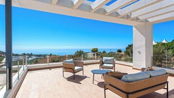 Villa Deluxe, 4 habitaciones, piscina privada, vistas al mar | Vistas del balcón