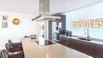 Deluxe Villa, 4 Bedrooms, Private Pool, Sea View | Private kitchen