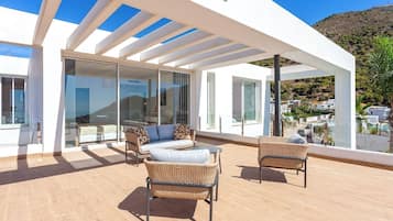 Vila luxo, 4 quartos, piscina particular, vista para o mar | Sacada