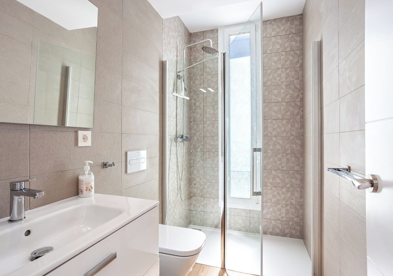 Deluxe-Villa, 4 Schlafzimmer, eigener Pool, Meerblick | Badezimmer | Dusche, Handtücher, Seife, Shampoo