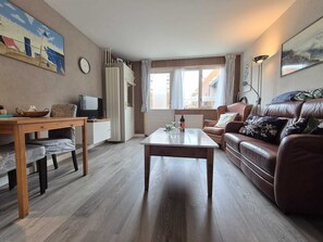 Living area - Discover the comfort and tranquillity of this cozy summer house, suitable for 2 people: 1 bedroom, kitchen, bathroom and private terrace. (Egmond aan Zee)