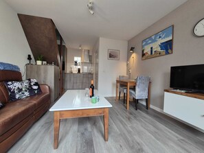 Living area - Discover the comfort and tranquillity of this cozy summer house, suitable for 2 people: 1 bedroom, kitchen, bathroom and private terrace. (Egmond aan Zee)