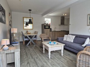 Living area - Enjoy peace and comfort in this vacation apartment: completely at ground level, with 2 bedrooms, bathroom, kitchen and spacious terrace. (Egmond aan Zee)