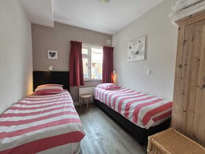 2 bedrooms, WiFi - Enjoy peace and comfort in this vacation apartment: completely at ground level, with 2 bedrooms, bathroom, kitchen and spacious terrace. (Egmond aan Zee)