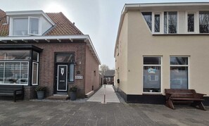 Exterior - Enjoy peace and comfort in this vacation apartment: completely at ground level, with 2 bedrooms, bathroom, kitchen and spacious terrace. (Egmond aan Zee)