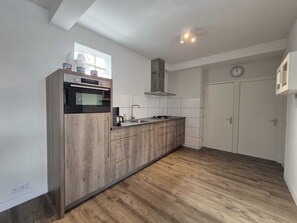 Kylskåp, mikrovågsugn, spishäll och kaffe- och tebryggare
