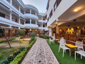Outdoor dining - The Kolam (Bolpur)